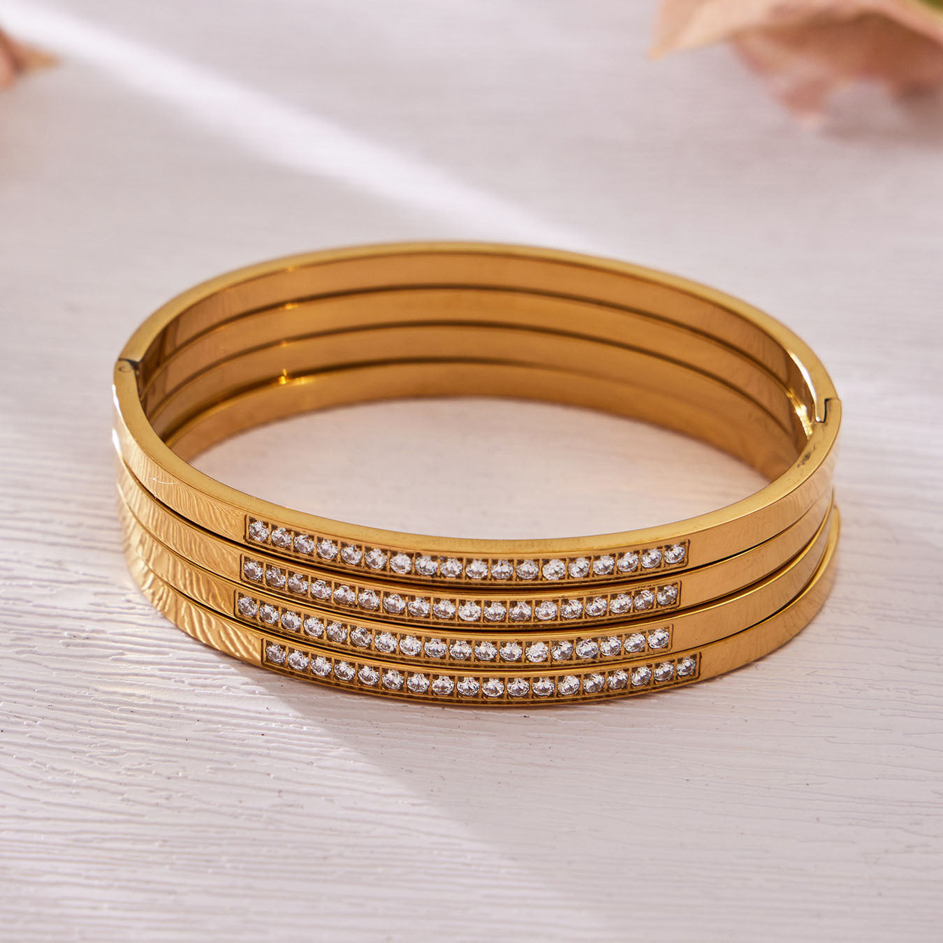 Bracelet classique doré pavé de cristaux