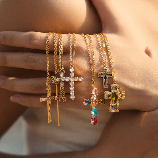Collection de colliers pendentifs croix en cristal