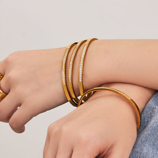 Bracelet classique doré pavé de cristaux