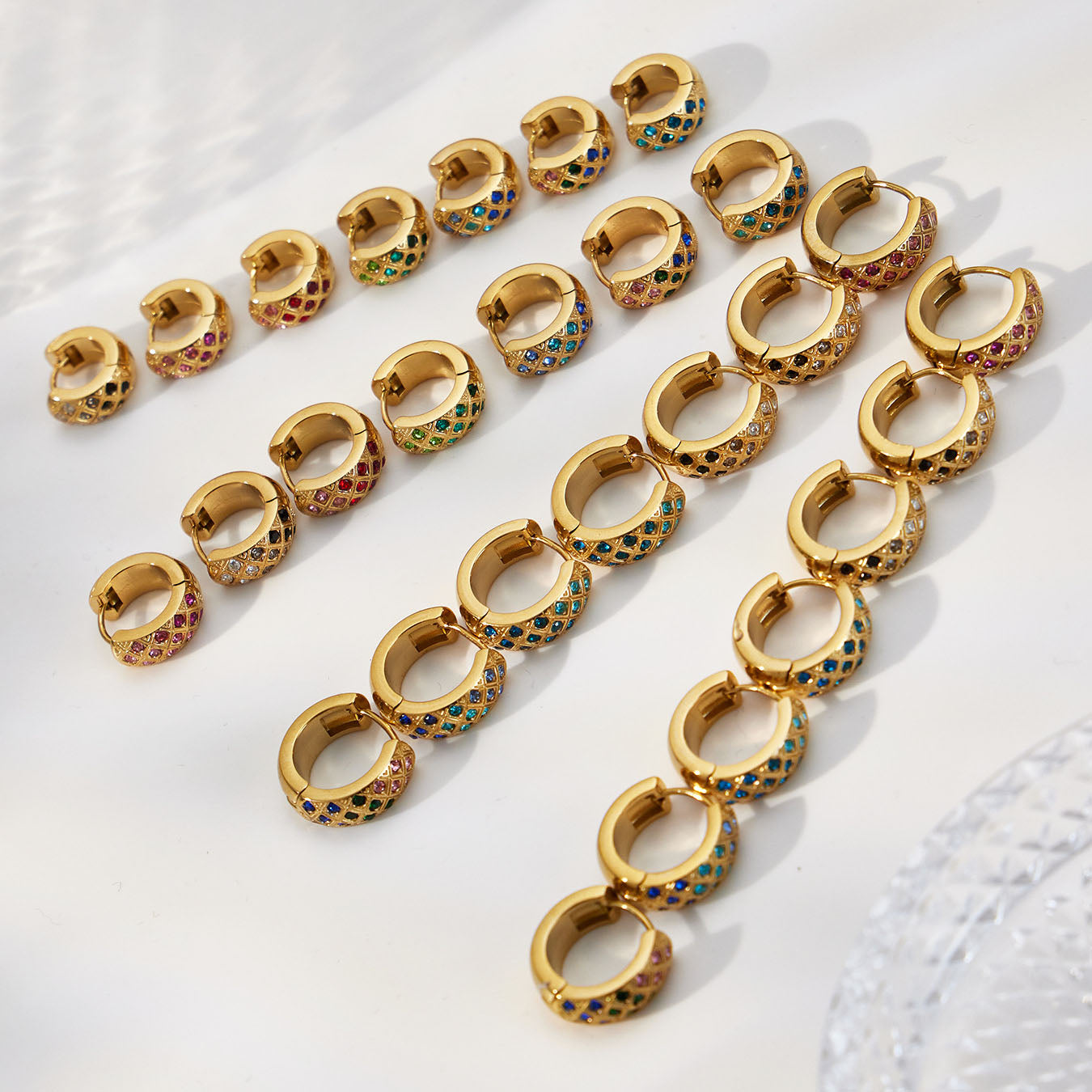 Boucles d'oreilles créoles en cristal à texture matelassée colorée 