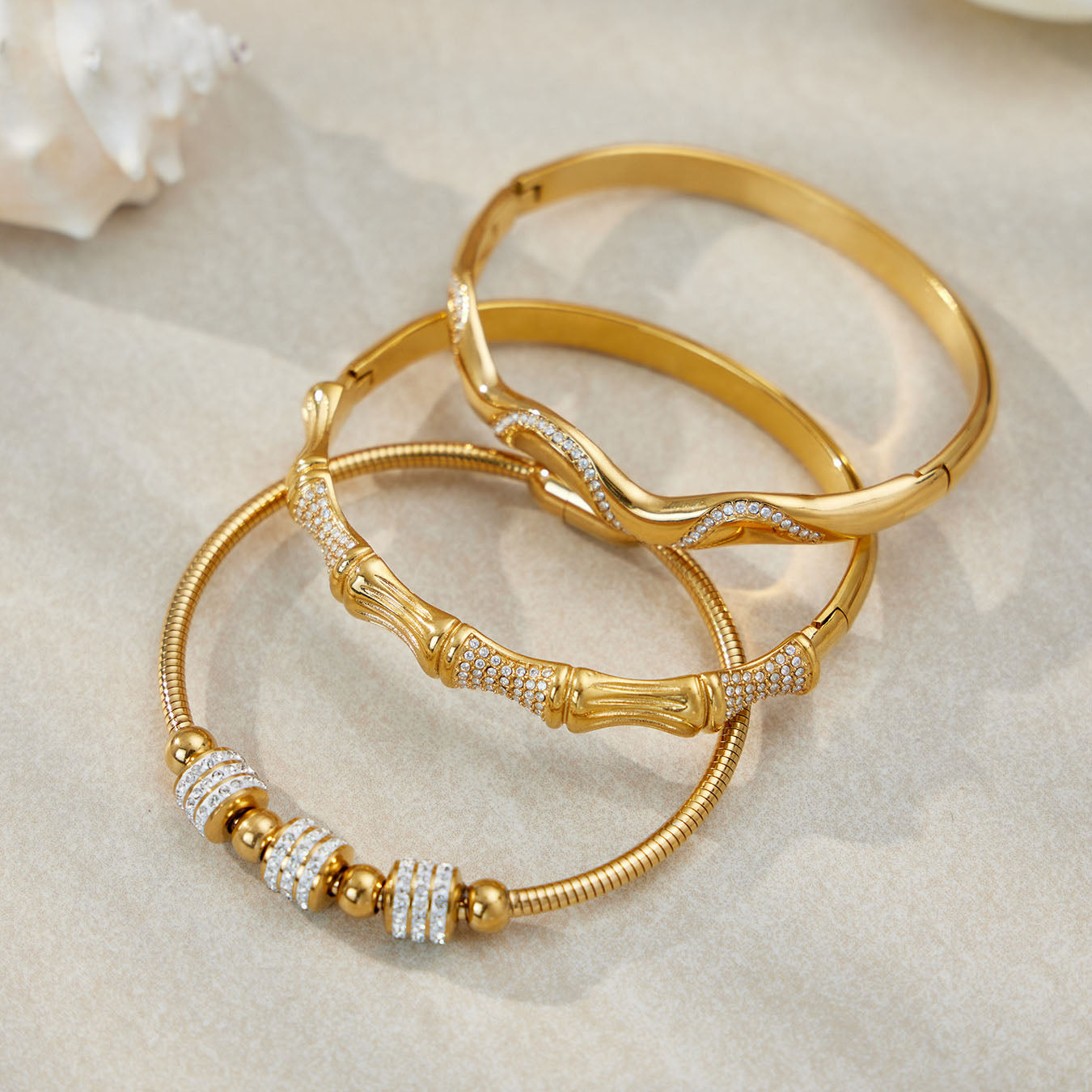 Stapelbare Bambusarmreifen mit Kristalleinlagen 