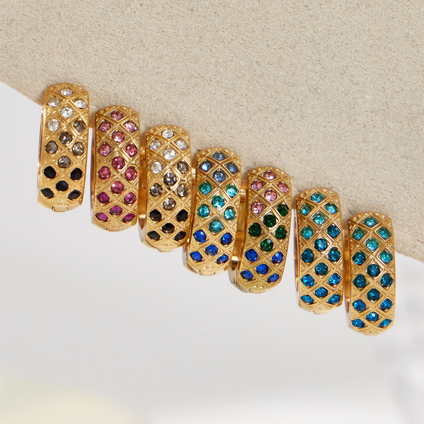 Boucles d'oreilles créoles en cristal à texture matelassée colorée 