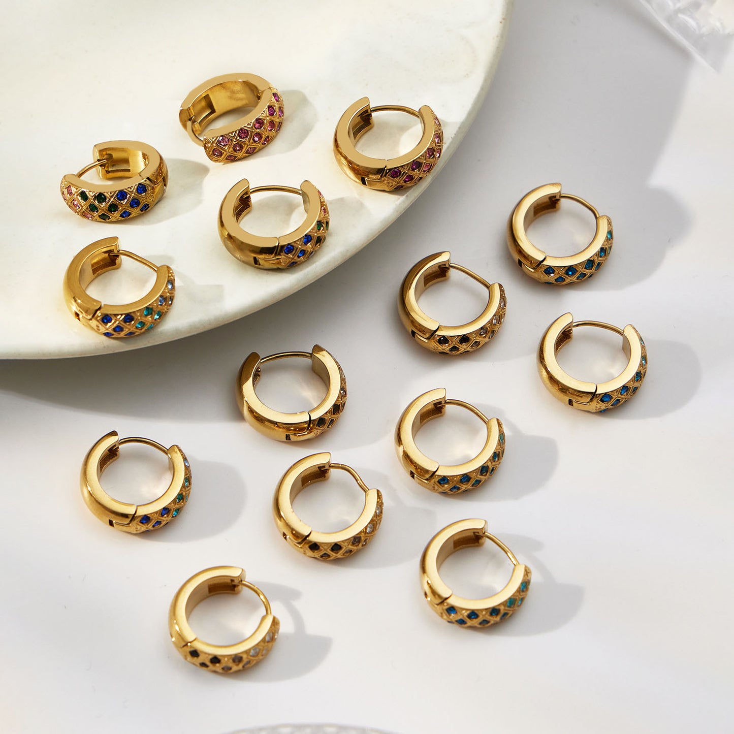 Boucles d'oreilles créoles en cristal à texture matelassée colorée 