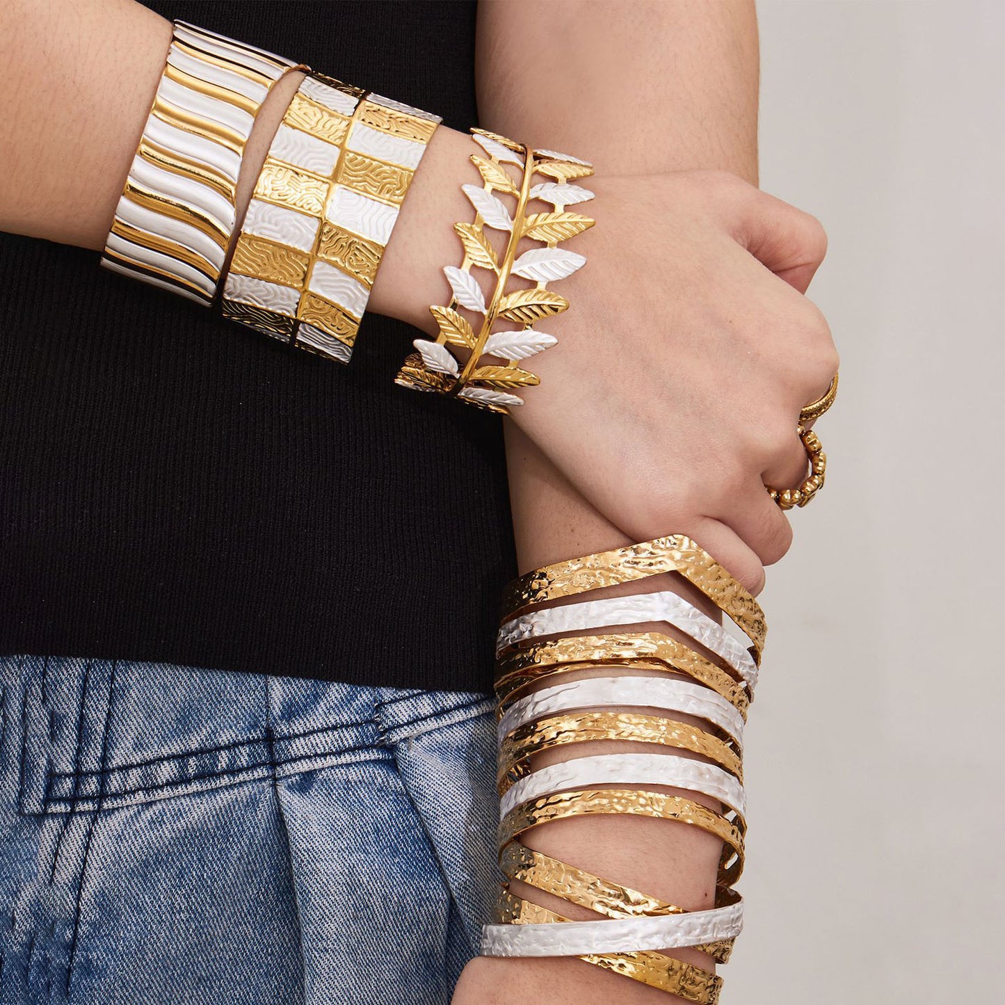 Manchette sculpturale audacieuse en or et blanc 