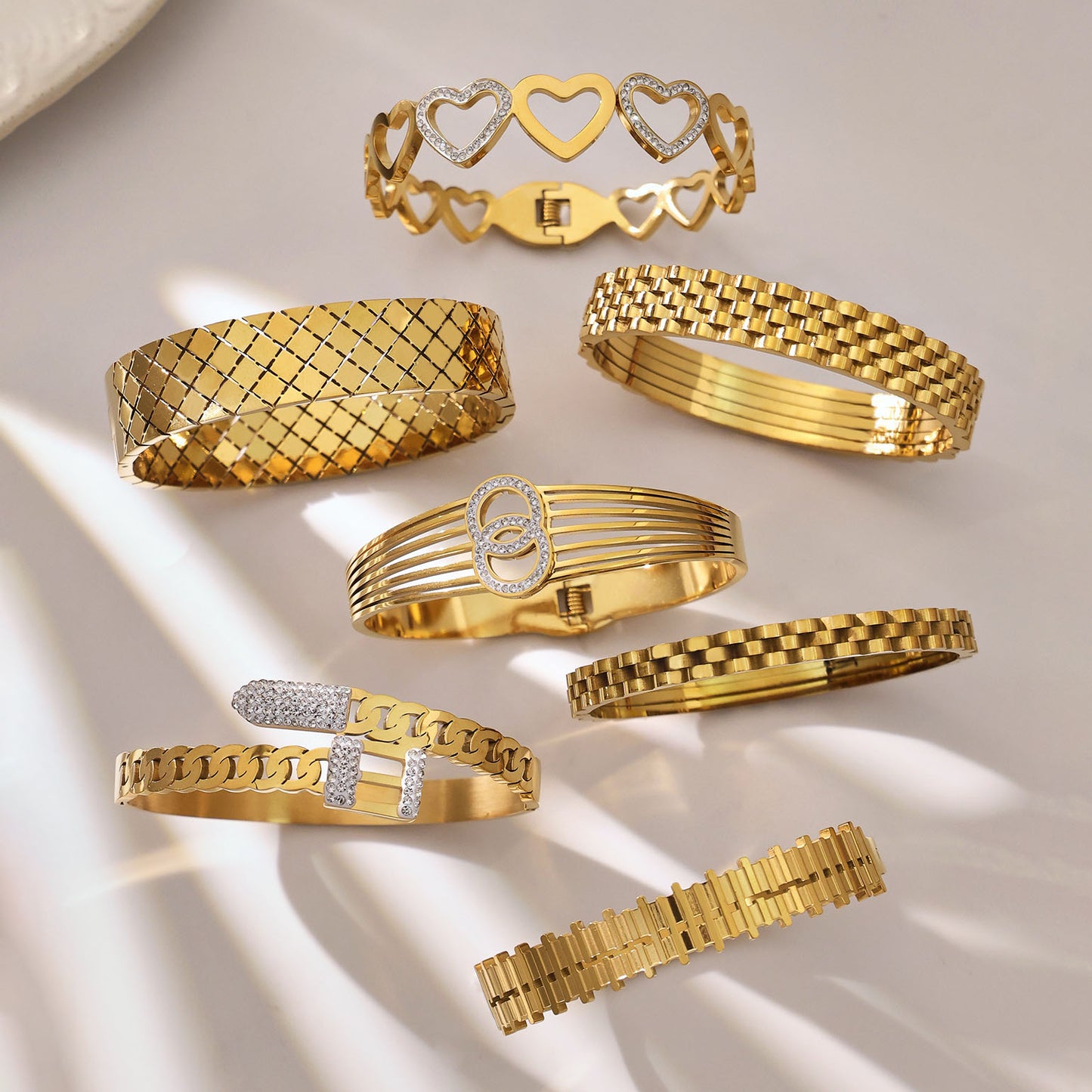 Bracelets ornés de cristaux symboliques 