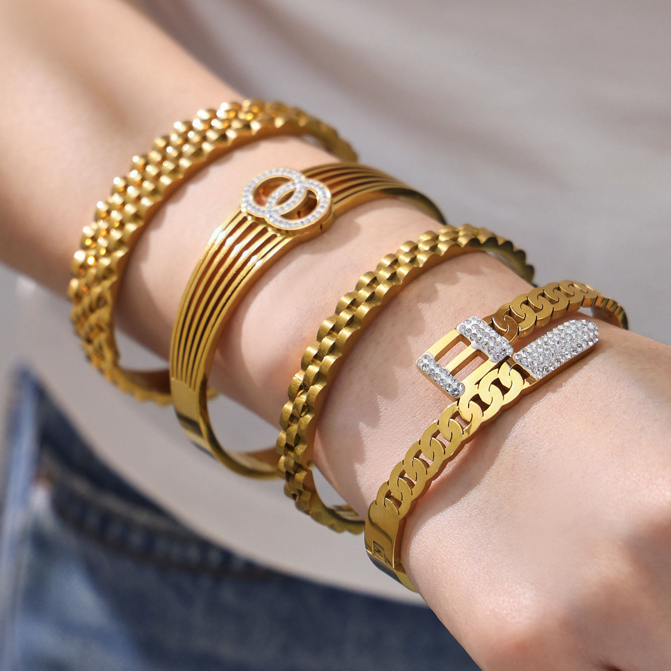 Bracelets ornés de cristaux symboliques 