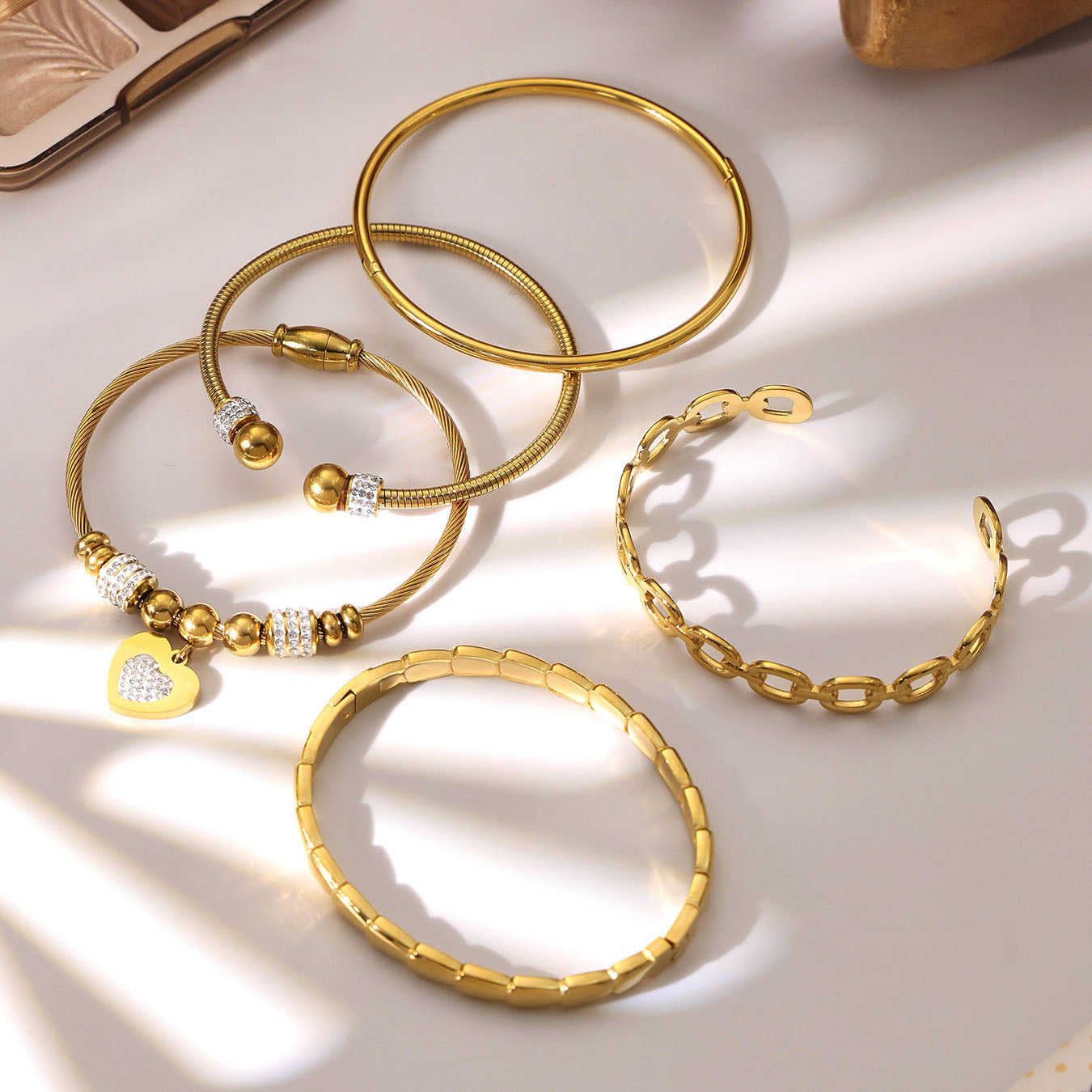 Set mit stapelbaren Armreifen in verschiedenen Stilen 