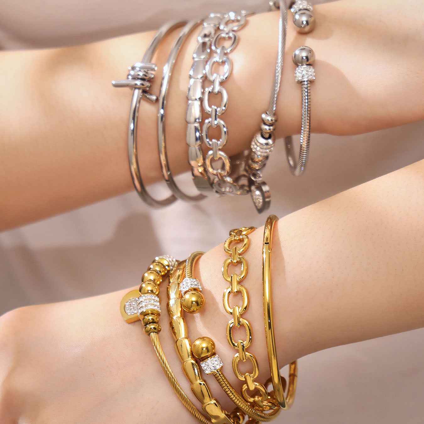 Set mit stapelbaren Armreifen in verschiedenen Stilen 