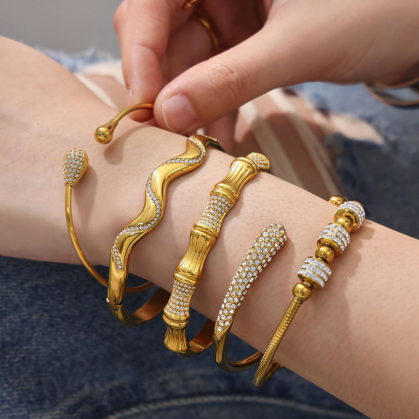 Stapelbare Bambusarmreifen mit Kristalleinlagen 