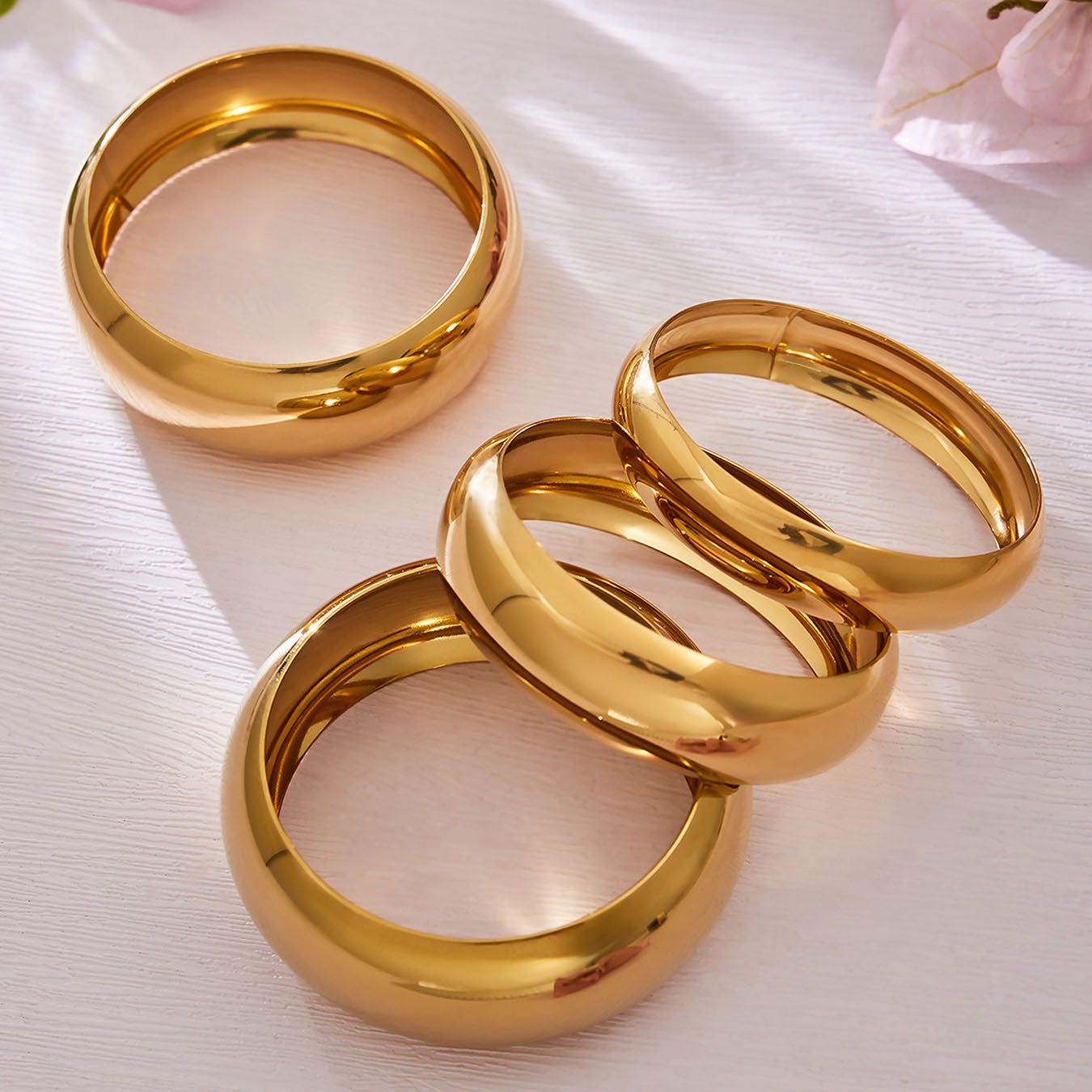 Bracelets minimalistes audacieux en or brillant 