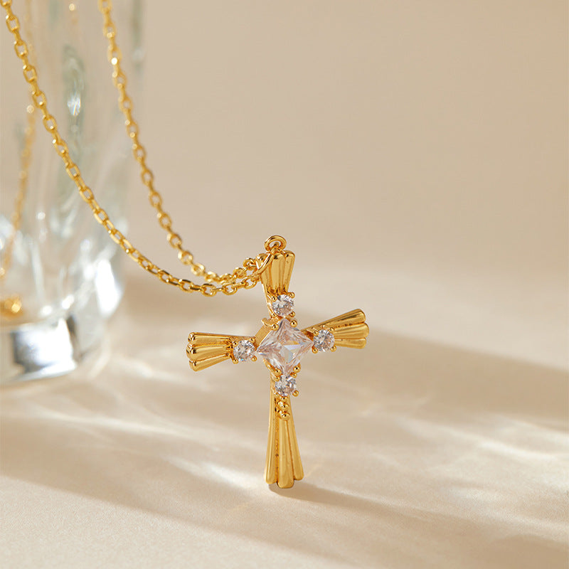 Kollektion von Halsketten mit Kristallkreuzanhänger 