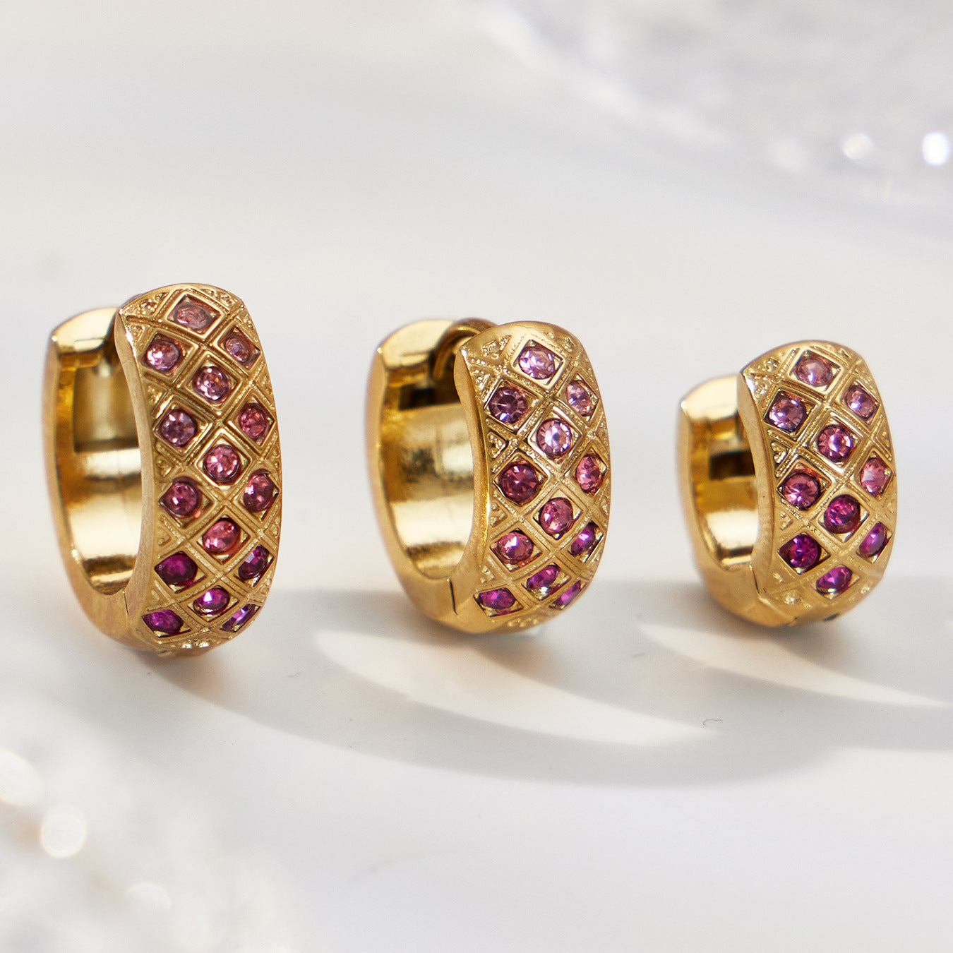 Boucles d'oreilles créoles en cristal à texture matelassée colorée 