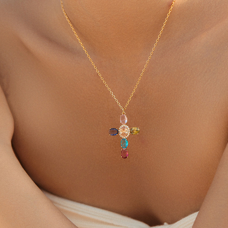 Kollektion von Halsketten mit Kristallkreuzanhänger 