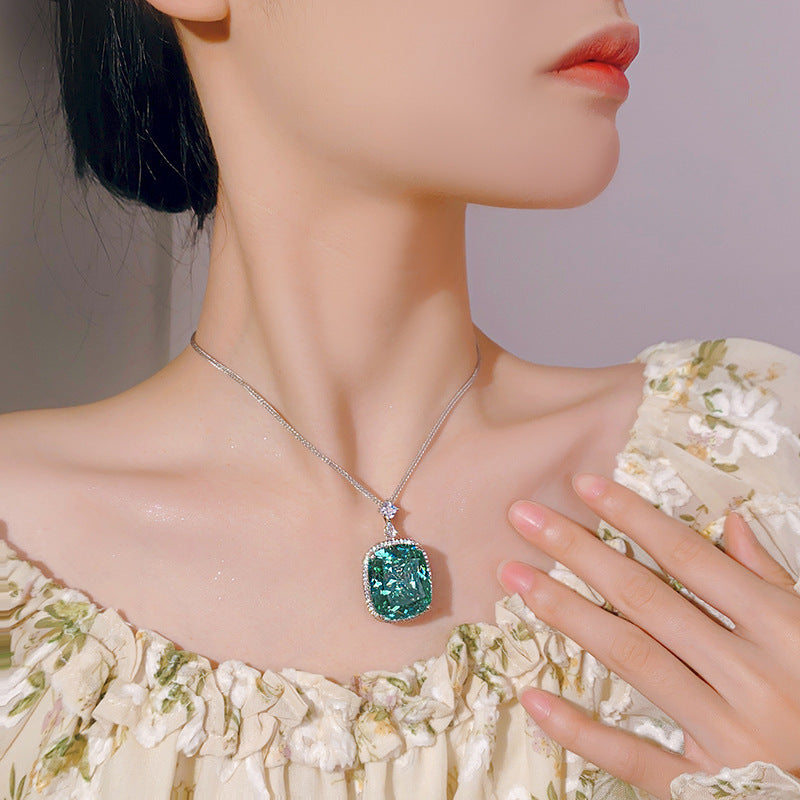 Green Starburst Halo Filigree Pendant Necklace