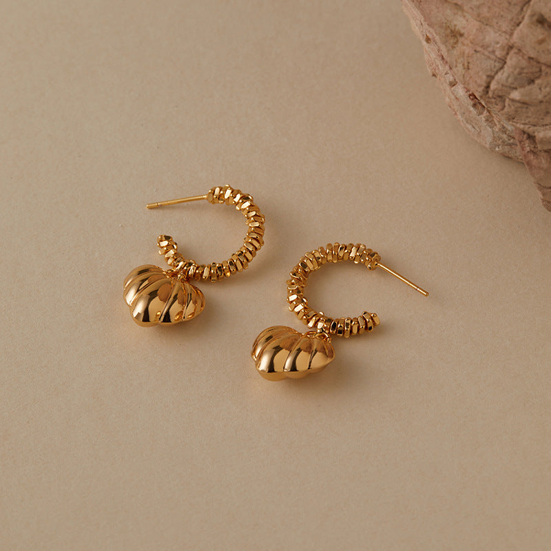 Vintage-Herz-Creolen aus strukturiertem Gold 