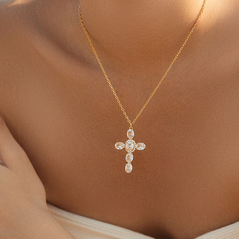 Kollektion von Halsketten mit Kristallkreuzanhänger 