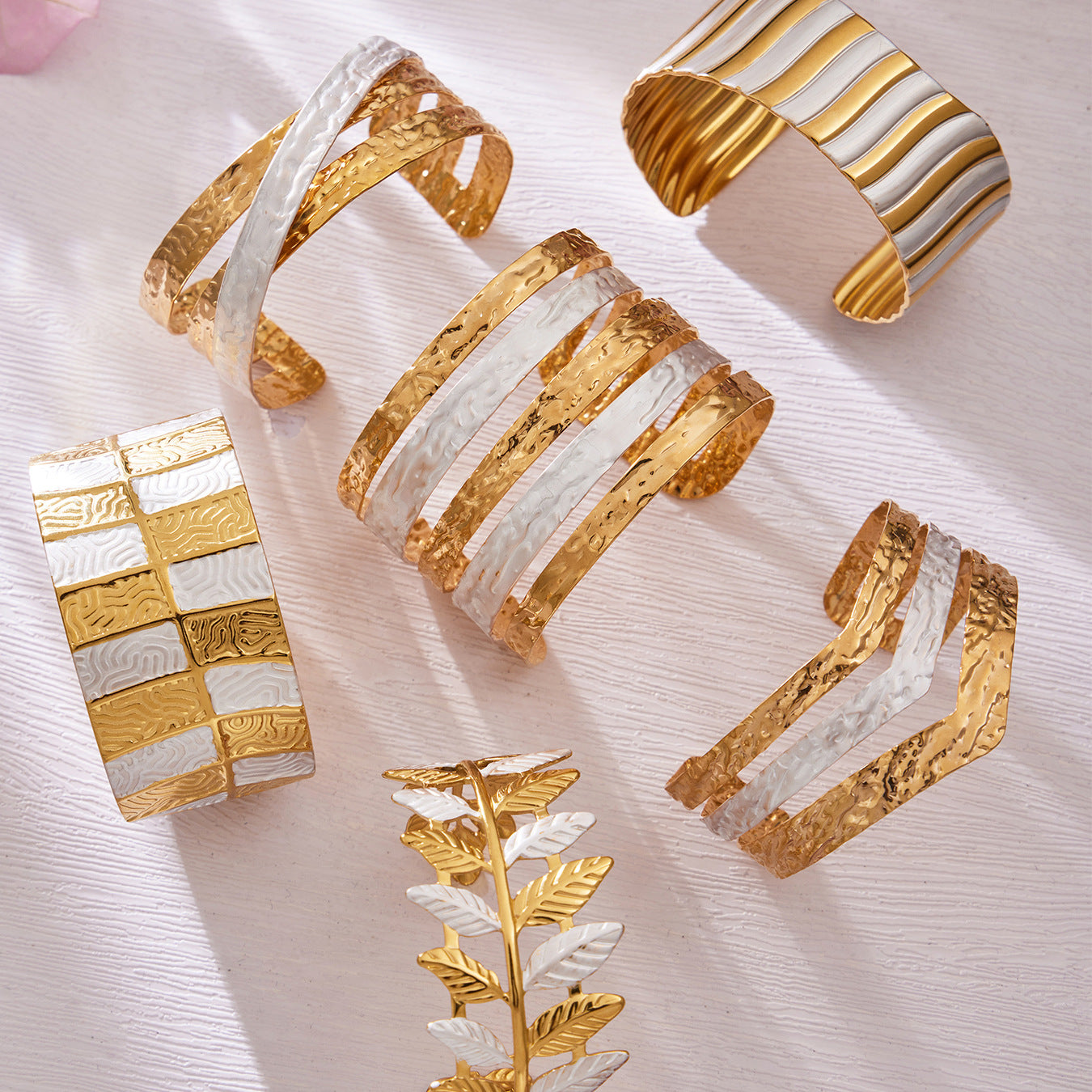 Manchette sculpturale audacieuse en or et blanc 