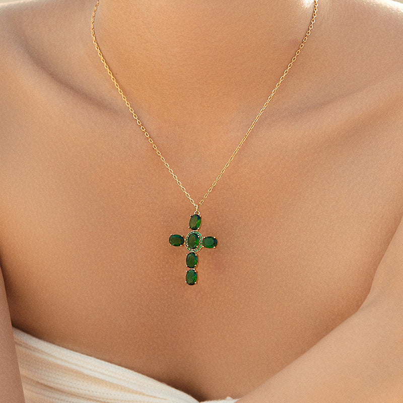 Kollektion von Halsketten mit Kristallkreuzanhänger 