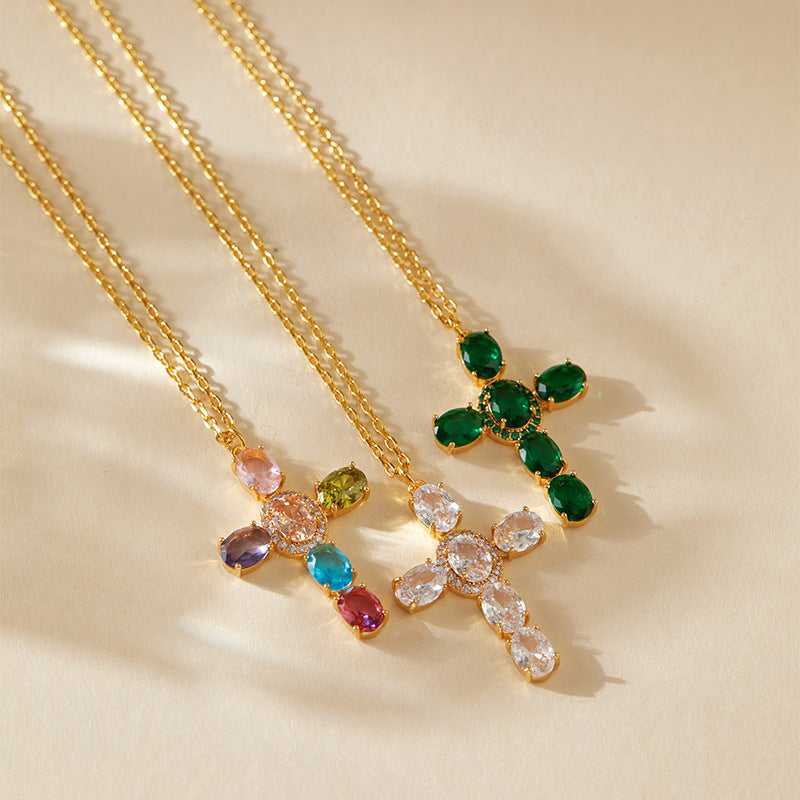 Kollektion von Halsketten mit Kristallkreuzanhänger 