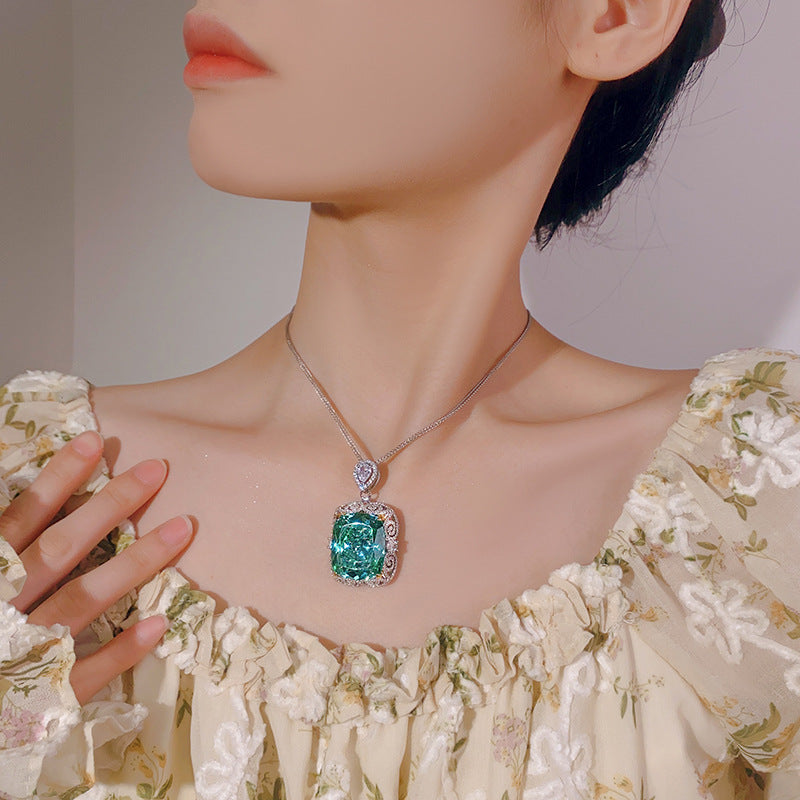 Green Starburst Halo Filigree Pendant Necklace
