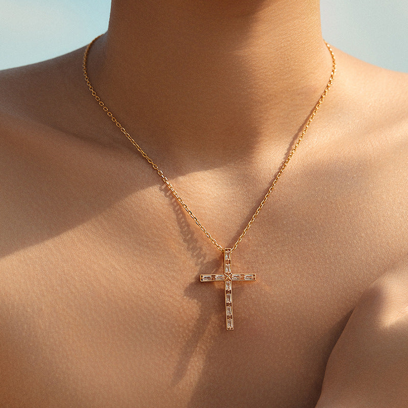 Kollektion von Halsketten mit Kristallkreuzanhänger 