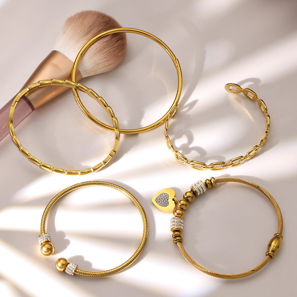 Set mit stapelbaren Armreifen in verschiedenen Stilen 