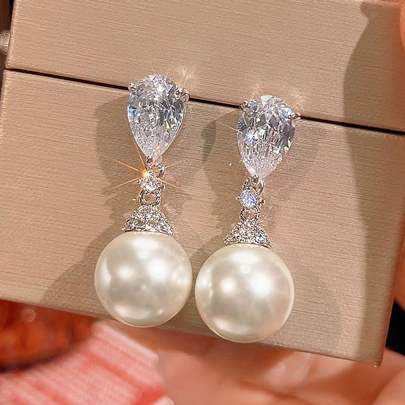Elegant Pear-Cut Crystal and Lustrous Pearl Jewelry Set