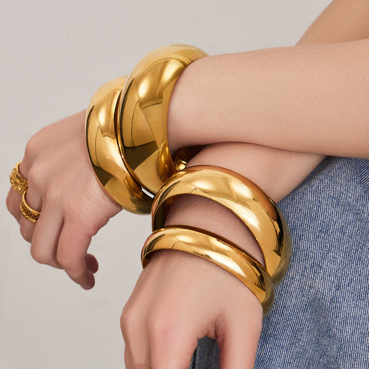 Bracelets minimalistes audacieux en or brillant 