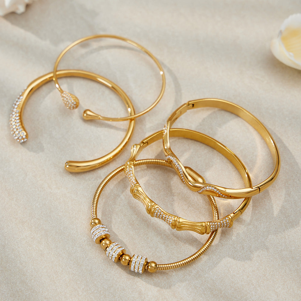 Stapelbare Bambusarmreifen mit Kristalleinlagen 