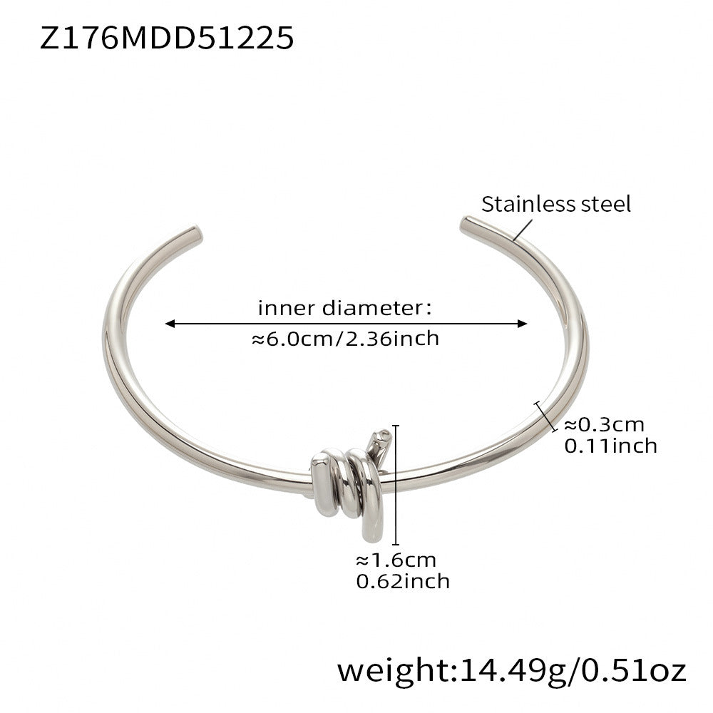 Set mit stapelbaren Armreifen in verschiedenen Stilen 