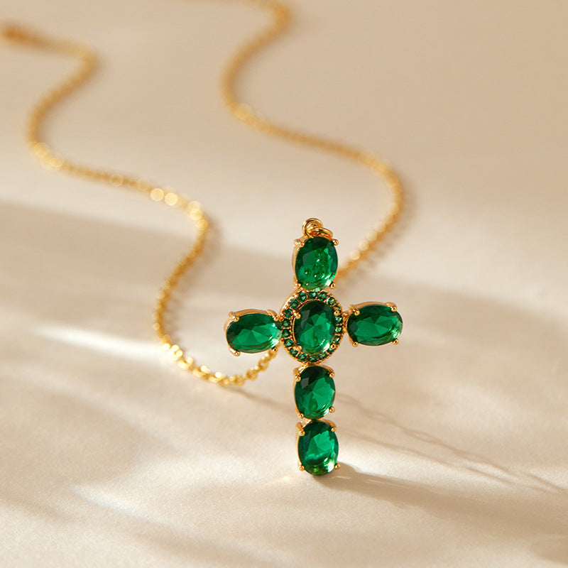 Kollektion von Halsketten mit Kristallkreuzanhänger 