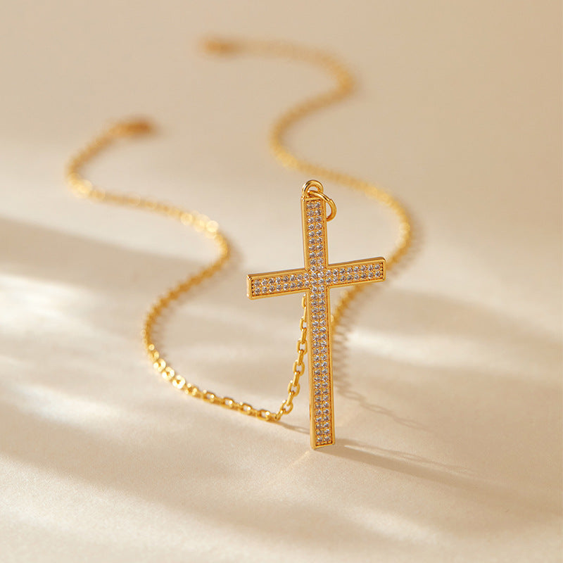 Kollektion von Halsketten mit Kristallkreuzanhänger 