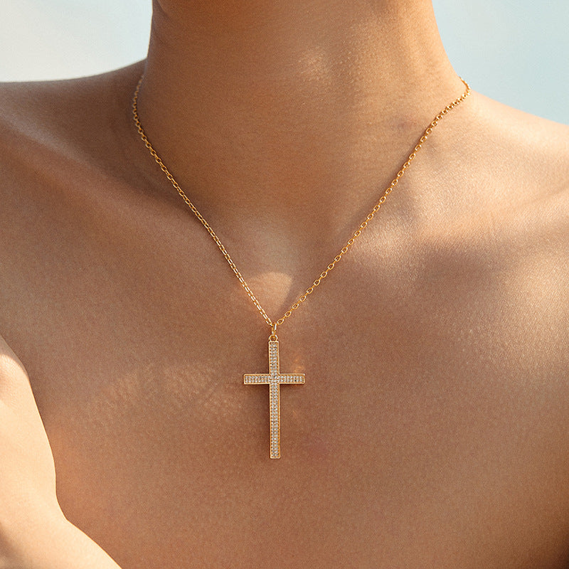 Kollektion von Halsketten mit Kristallkreuzanhänger 