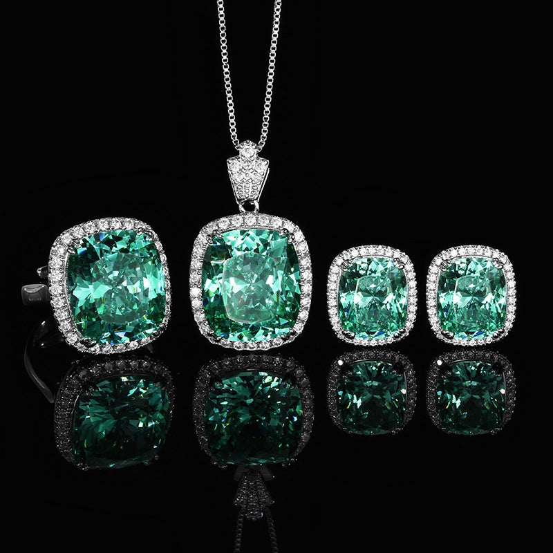 Luxurious Emerald Green Oval Halo Set