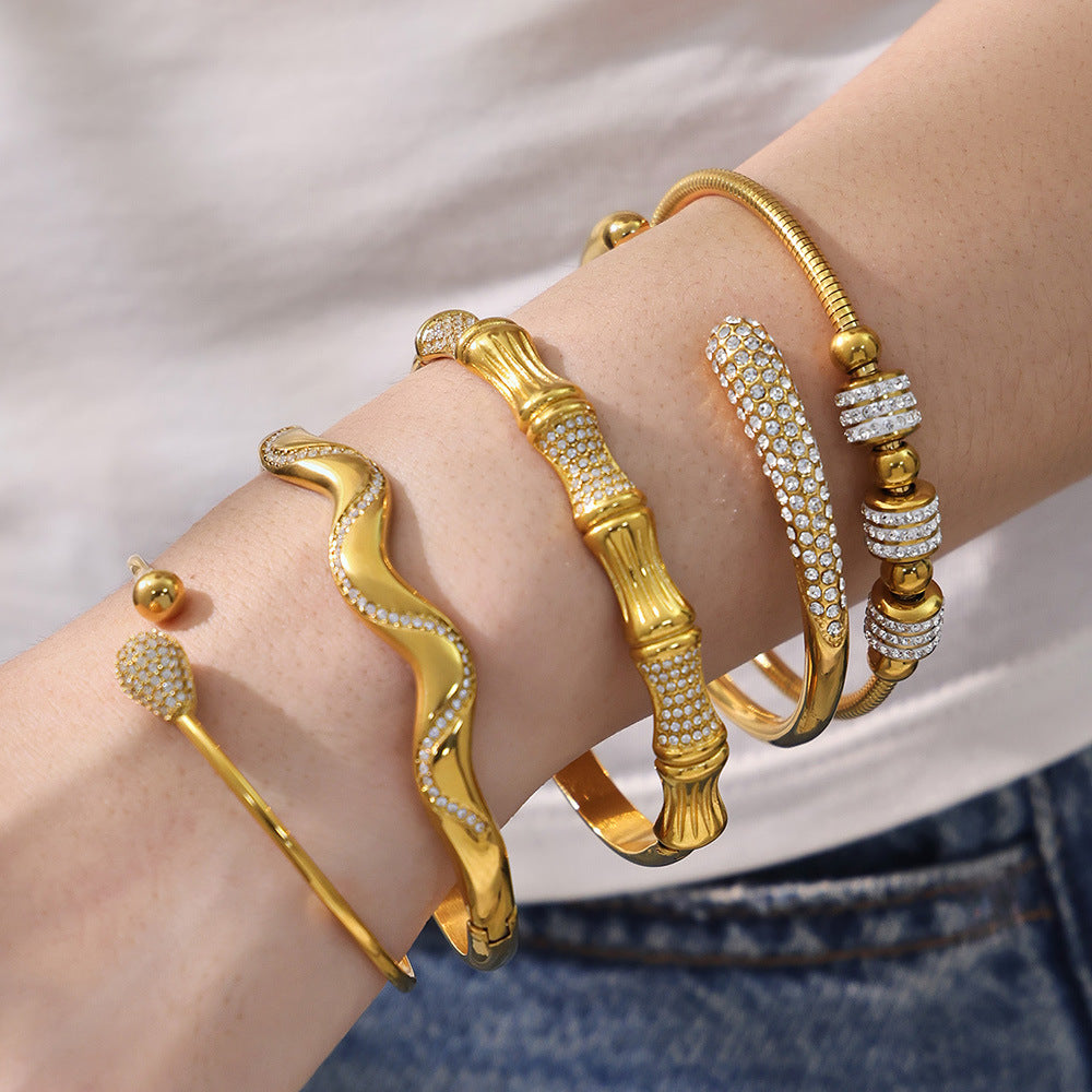 Stapelbare Bambusarmreifen mit Kristalleinlagen 