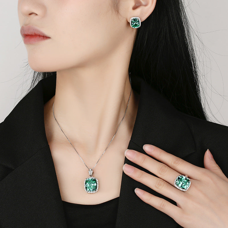Luxurious Emerald Green Oval Halo Set