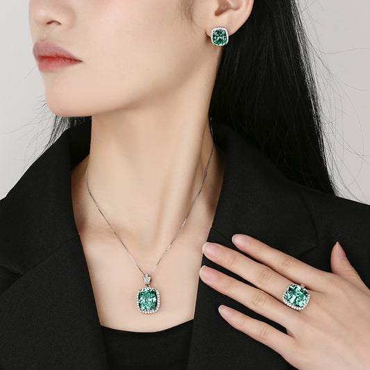 Luxurious Emerald Green Oval Halo Set