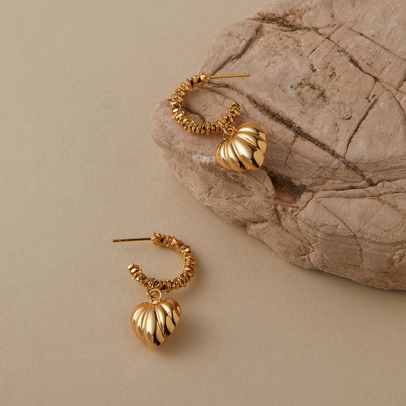 Vintage-Herz-Creolen aus strukturiertem Gold 