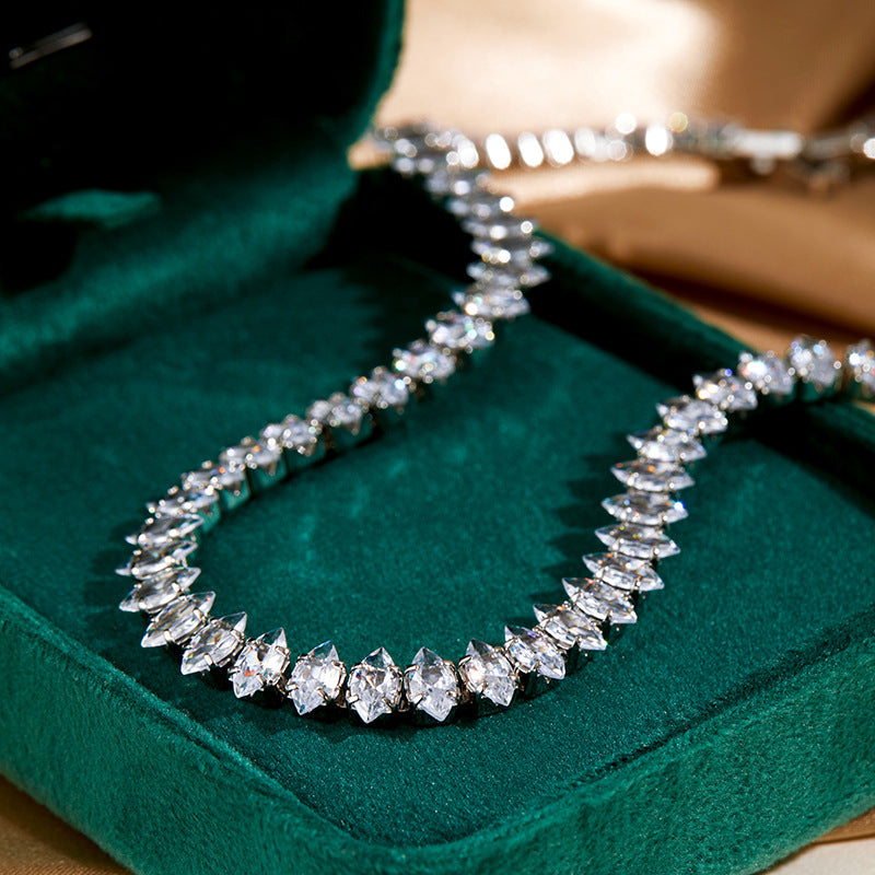 Silberne Tennis-Halskette mit Marquise-Kristall 