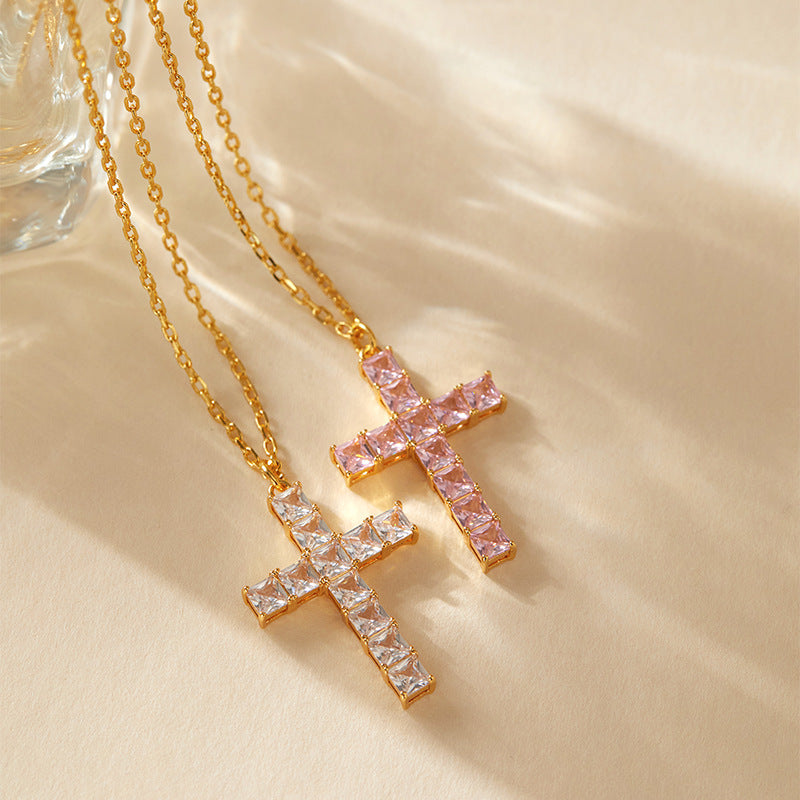 Kollektion von Halsketten mit Kristallkreuzanhänger 