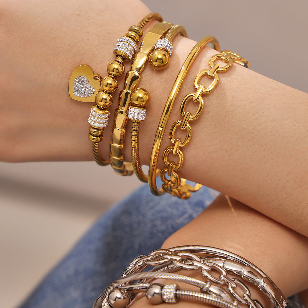 Set mit stapelbaren Armreifen in verschiedenen Stilen 