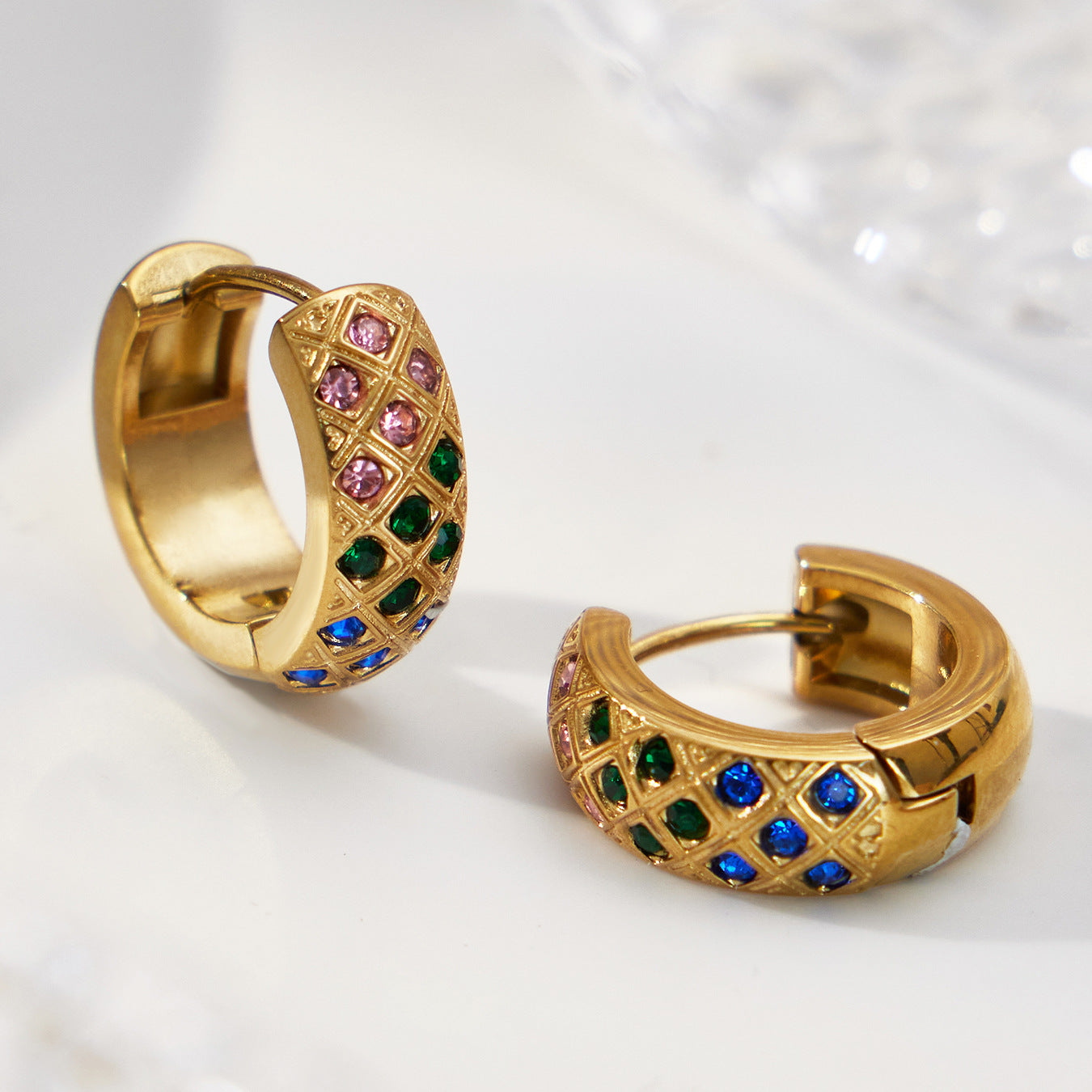 Boucles d'oreilles créoles en cristal à texture matelassée colorée 