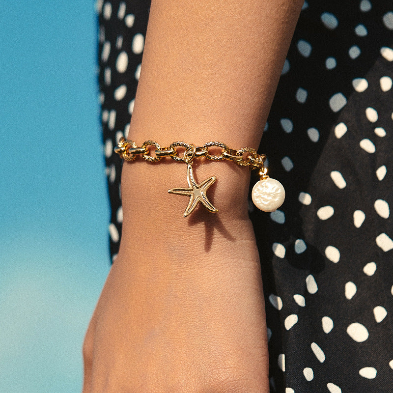 Elegantes Statement-Armband mit mehreren Anhängern 