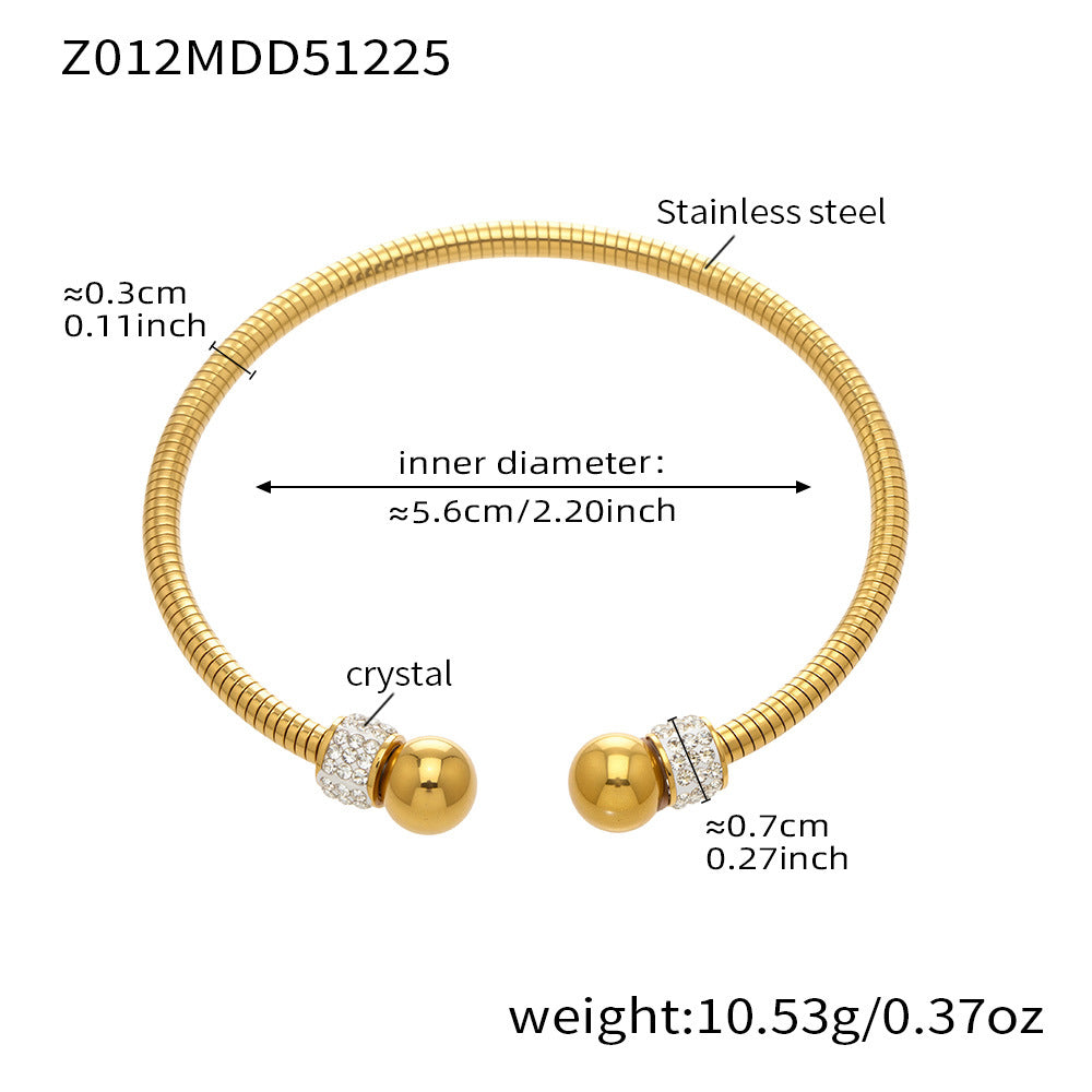 Set mit stapelbaren Armreifen in verschiedenen Stilen 
