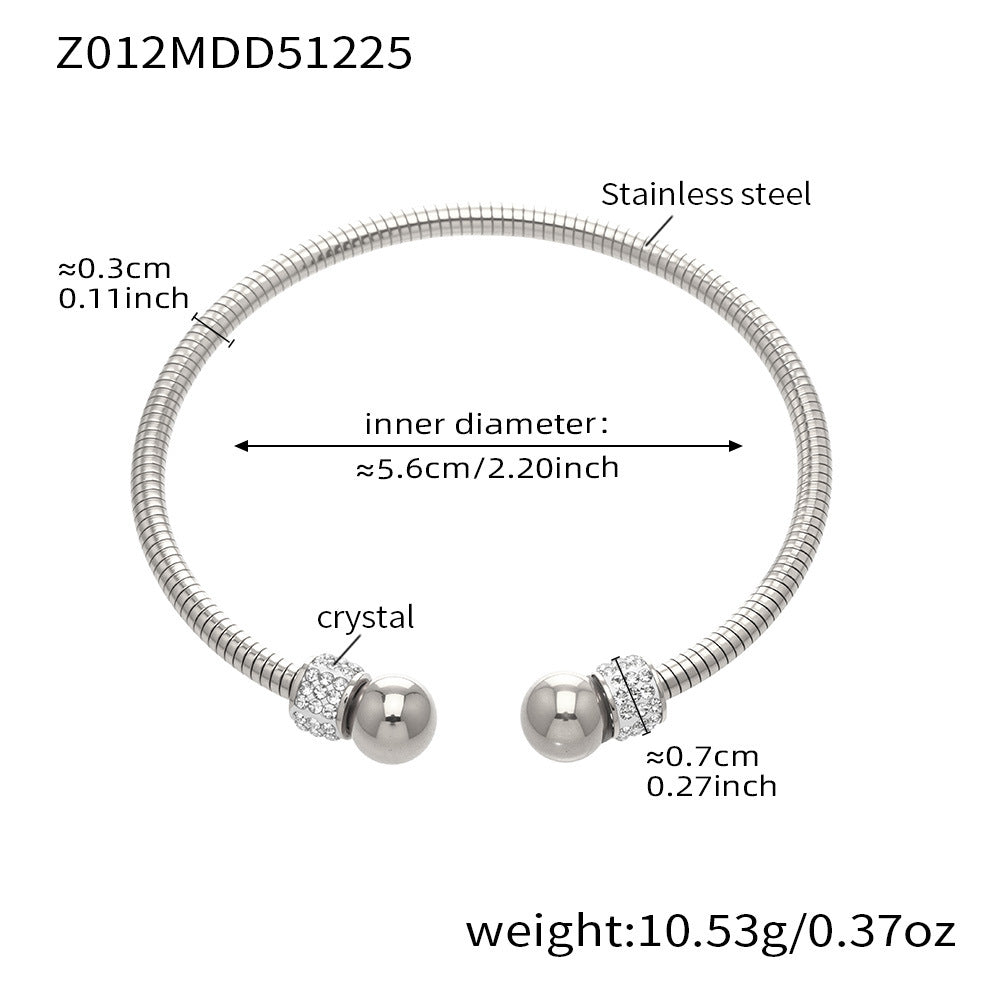Set mit stapelbaren Armreifen in verschiedenen Stilen 