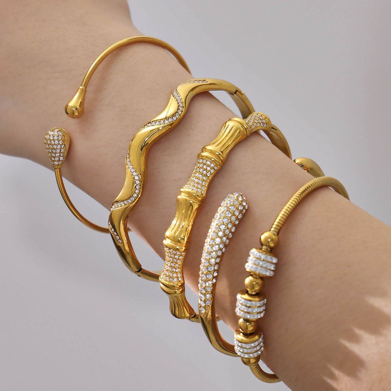 Stapelbare Bambusarmreifen mit Kristalleinlagen 