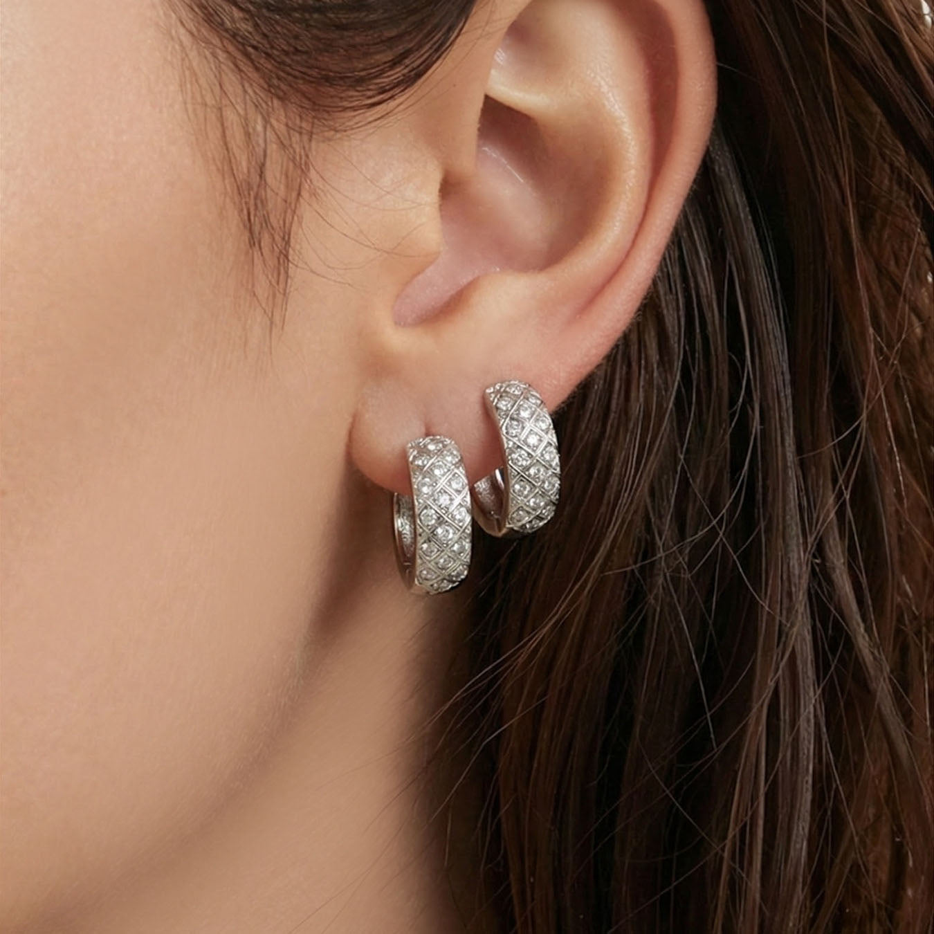 Boucles d'oreilles créoles en cristal à texture matelassée colorée 