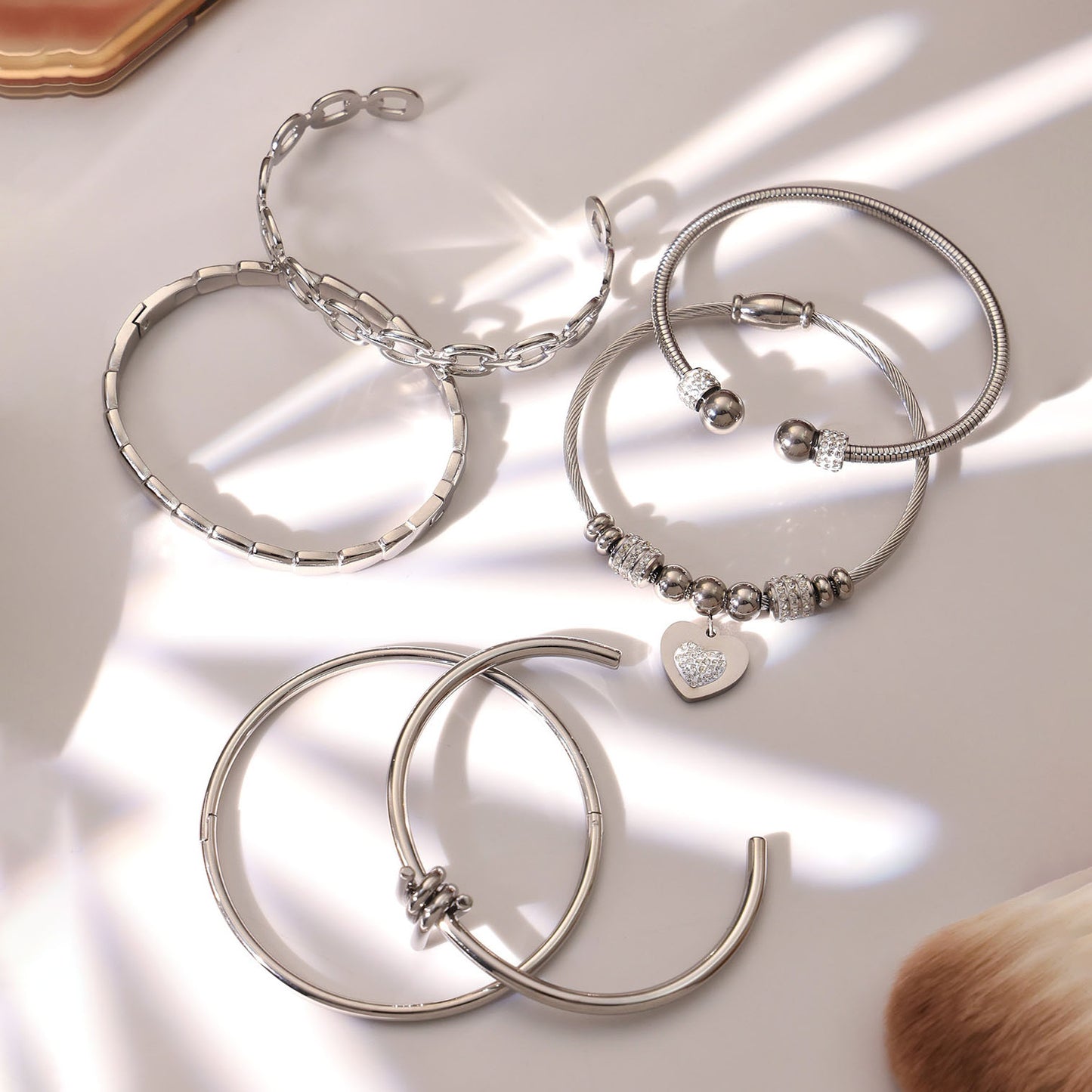 Set mit stapelbaren Armreifen in verschiedenen Stilen 