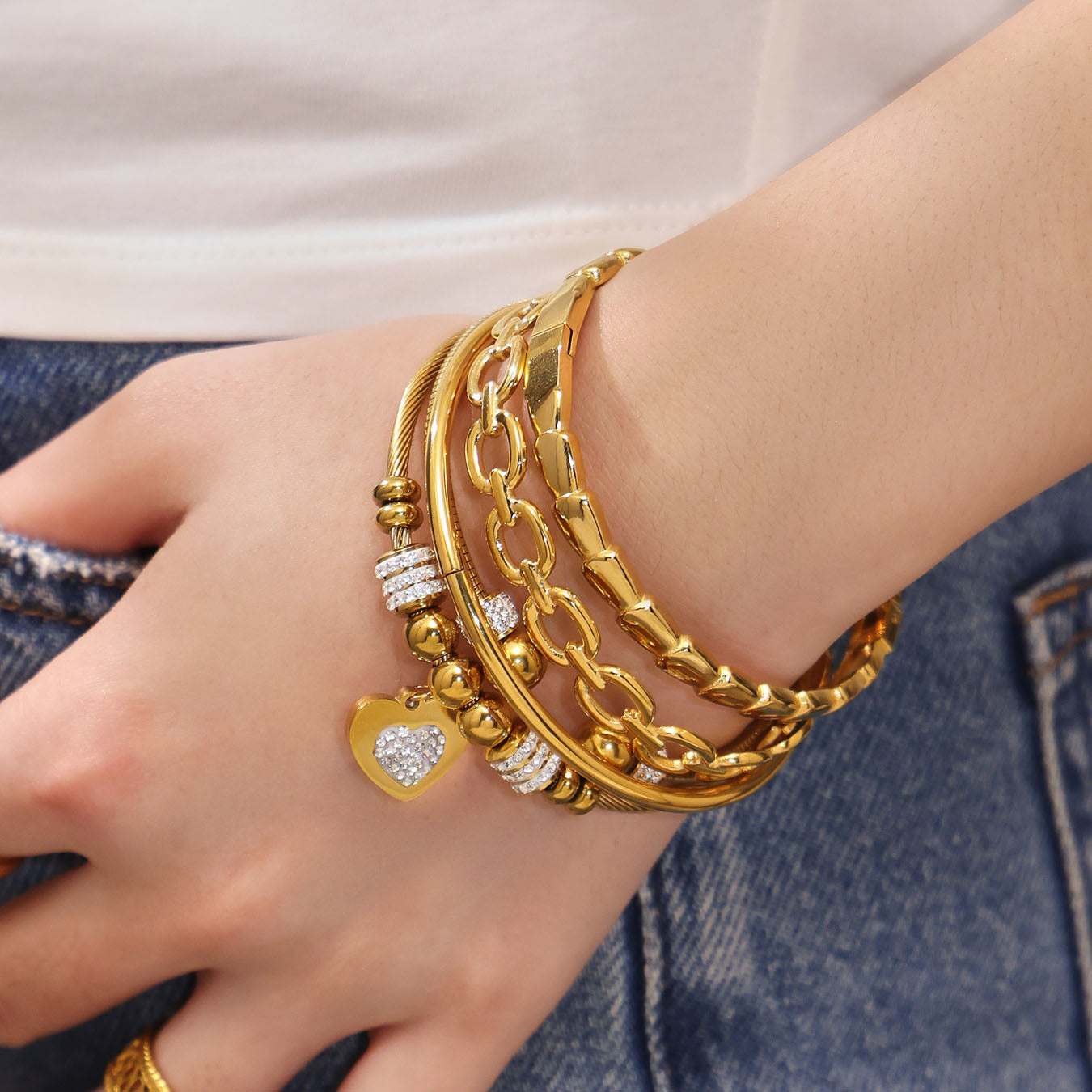 Set mit stapelbaren Armreifen in verschiedenen Stilen 